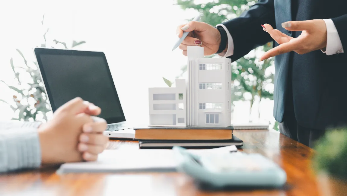 Real estate agents vs. developers